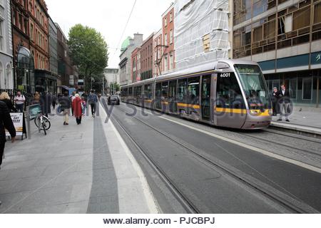 Un tram Luas nel centro della città di Dublino in Irlanda su un luminoso giorno Foto Stock