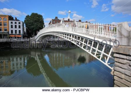 L'Ha'penny ponte sopra il fiume Liffey a Dublino Irlanda su un bel giorno d'estate. Foto Stock
