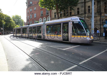 Un tram Luas nel centro della città di Dublino in Irlanda su un luminoso giorno Foto Stock