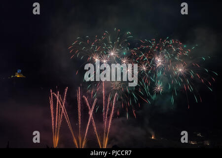 Meravigliosi e coloratissimi fuochi d'artificio fontane nella festa del santo patrono della città di cui la chiesa è visibile in background, Vittorio Veneto Foto Stock