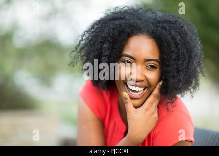 Multi-gruppo etnico di donne ridere e parlare. Foto Stock