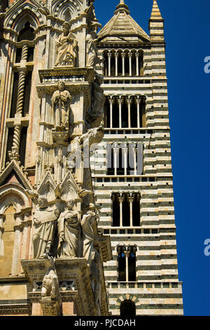 Dettagli di cathedrale principale a Siena, Toscana, Italia vista frontale durante il pomeriggio Foto Stock