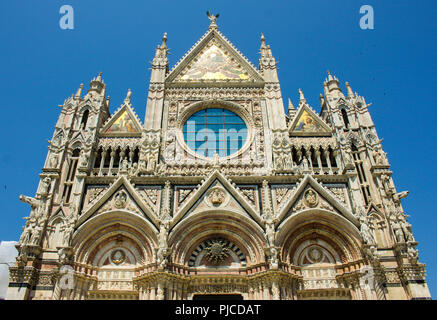 Dettagli di cathedrale principale a Siena, Toscana, Italia vista frontale durante il pomeriggio Foto Stock