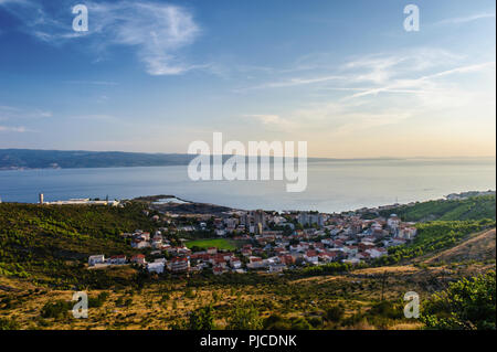 Dugi Rat visto dalla collina, Dalmazia Centrale Foto Stock