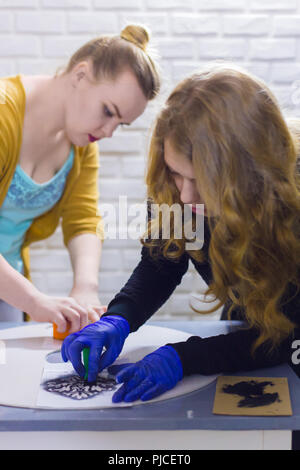 Donne decoratori, designer di verniciatura cerchio in legno decorazione Foto Stock