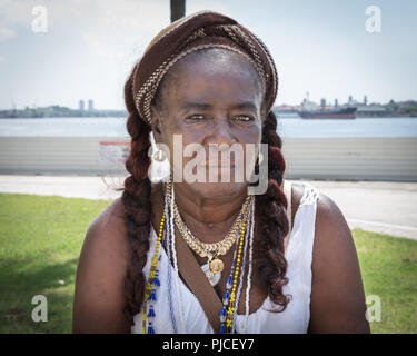 Donna cubana, Santeria religione fede indovino al di fuori di una chiesa a Regla, Havana, Cuba Foto Stock