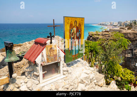 Rhodes, Grecia - 4 Agosto 2018: la grotta di San Michele Arcangelo Panormitis trovato vicino alla città vecchia di Rodi, Grecia. Foto Stock