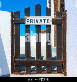 Segno privato sul piccolo portoncino in legno Foto Stock