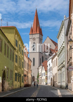 Repubblica Ceca Moravia, Znojmo, StNicholas chiesa & street Foto Stock