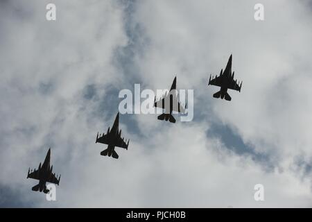 Quattro F-16C Fighting Falcon a partire dal trentunesimo Fighter Wing, 510th Fighter Squadron, la base aerea di Aviano, Italia, sorvolare Royal Air Force Lakenheath, Inghilterra, 20 luglio 2018. Il 510th FS sta partecipando a un accordo bilaterale per l'evento di formazione per migliorare l'interoperabilità, mantenere la predisposizione comune e rassicurare i nostri regionali di alleati e partner. Foto Stock