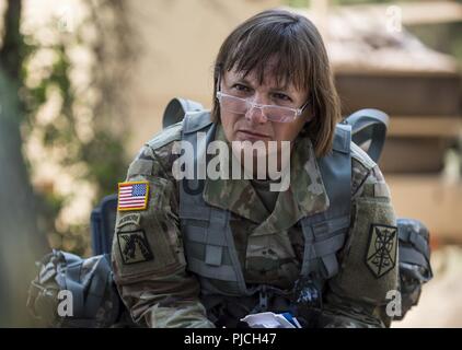 Brig. Gen. Susie Kuilan, vice comandante generale delle operazioni per il duecentesimo della Polizia Militare comando, ascolta una brigata breve condotta druing a combattere la formazione per il supporto di esercizio (CSTX) a Fort Hunter Liggett, California, 19 luglio 2018. Durante l'esercizio scenario, la polizia militare sono responsabili per un teatro fermo impianto per processi e proteggere fino a 4.000 nemico di prigionieri di guerra e anche di gestire una detenzione area di contenimento ad accogliere sfollati civili. La polizia militare dispone di una vasta gamma di responsabilità durante le operazioni di combattimento che include anche il supporto di combattimento e l'area di sicurezza. T Foto Stock