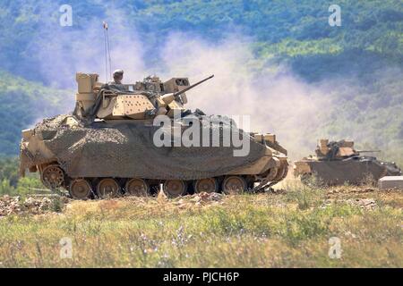 Un combattimento Bradley del veicolo artigliere, assegnato alla società alfa, 2° Battaglione, quinto reggimento di cavalleria, 1° Brigata corazzate contro la squadra, 1° Divisione di cavalleria, ispeziona la gamma per gli obiettivi da raggiungere durante il gunnery a Novo Selo Area Formazione, Bulgaria, 19 luglio 2018. La società è di stanza in Bulgaria a sostegno di Atlantic risolvere, il permanere di un esercizio di formazione tra la NATO e gli Stati Uniti Le forze. Foto Stock