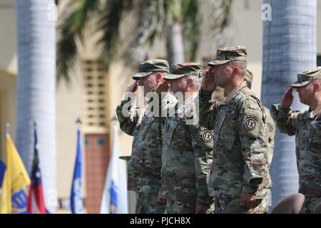 FORT SHAFTER, Hawaii - STATI UNITI La riserva di esercito di teatro Gruppo di supporto ha condotto una modifica ufficiale della cerimonia di comando qui durante la quale il comando ha accolto il comandante in arrivo Col. Travis Delk e onorato comandante uscente Col. William pazzo, ufficialmente scambiando i colori unità con l'esercito tradizionale passando dei colori, a significare il trasferimento della responsabilità del comando. Qui illustrato, salutando, da sinistra a destra, pazzo, Briga. Gen. Douglas Anderson, 9 Supporto di missione il comando Comandante generale e Delk. Foto Stock