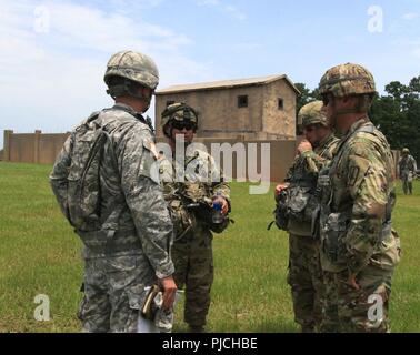 Lt. Col. William Saint, comandante della brigata 769th Engineer battaglione, 256della brigata di fanteria combattere la squadra, Louisiana esercito nazionale Guard, risponde con la leadership dal New York Army National Guard durante l'Esercito Nazionale Guardia esportabile di combattere la capacità di formazione programma destinato a certificare plotone proficiency in coordinamento con la prima armata, luglio 21, 2018 a Camp Shelby, Ms. Foto Stock