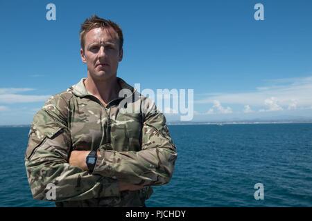 Oceano Pacifico (Luglio 22, 2018) che conduce Diver William Bowman, da Edimburgo, Scozia, assegnato alla flotta Diving unità 2, posa per una foto sul ponte di volo del dock anfibio sbarco nave USS harpers Ferry (LSD 49), 22 luglio, a sostegno del cerchione del Pacifico (RIMPAC) esercizio. Venticinque nazioni, 46 navi, cinque sommergibili, circa 200 aerei e 25.000 personale partecipano RIMPAC dal 27 giugno al 2 agosto in e intorno alle Isole Hawaii e la California del Sud. Il più grande del mondo marittimo internazionale esercitazione RIMPAC offre una singolare opportunità di formazione promuovendo e s Foto Stock