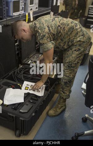 Cpl. Davis E. Steiner prepara un kit contenente un veicolo automatizzato sistema diagnostico a Camp Kinser, Okinawa, in Giappone, 23 luglio, 2018. Il kit contiene le apparecchiature utilizzate per identificare i problemi con un veicolo. Steiner, nativo di Atlanta in Georgia, è un tecnico di calibrazione con elettronica di società di manutenzione, logistica di combattimento reggimento 35, terzo Marine Logistics Group. Foto Stock