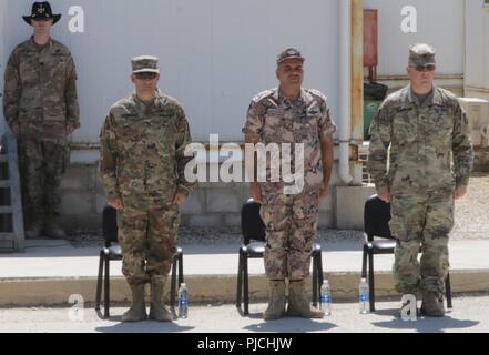 AMMAN, Giordania - Brig. Marchio generale McCormack (sinistra), il vice comandante generale - Supporto, ventottesima divisione di fanteria/Task Force Spartan; Jordanian Brig Yussef Al Khateeb; e Col. Robert Ferguson, 155Armor comandante di brigata, stand presso l'attenzione come l'esercito brano viene riprodotto al termine del trasferimento di autorità cerimonia sulla luglio 12, 2018. Foto Stock