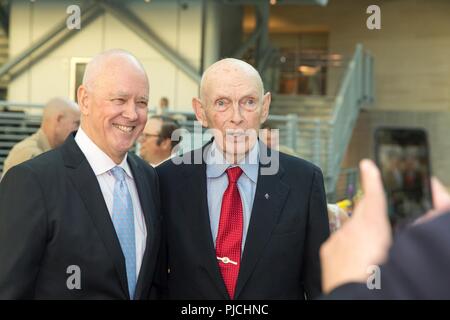 Richard L. Alderson, general manager del New York Mets squadra di baseball, e James A. Gillcrist, registrare l'impostazione alta ponticello, posano per una foto durante il 2018 Stati Uniti Marine Corps Sports Hall of Fame cerimonia di investitura presso il Museo Nazionale del Marine Corps, Triangolo, Virginia, luglio 18, 2018. La manifestazione si è svolta per la induzione di tre nuovi membri inclusi sia James A. Gillcrist e Richard L. Alderson, così come Theodore A. Lyons. Foto Stock