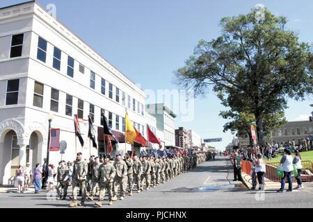 In una scena che ricorda una parata tenutasi in onore di II Guerra Mondiale Veterani nel centro cittadino di Leesville il 10 marzo 1943, Fort Polk soldati seguire lo stesso percorso Luglio 14, come membri della comunità circostante mostrano il loro sostegno durante un militare di apprezzamento Parade ospitati dai militari il Comitato degli affari della parrocchia di Vernon Camera di Commercio. Brig. Gen. Patrick D. Frank, commander, Joint Readiness Training Center e Fort Polk, ha portato la parata. Foto Stock