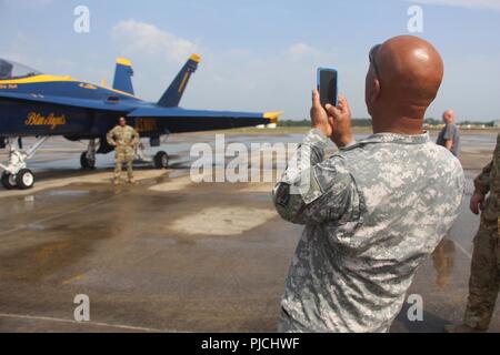 Il Blue Angels invitare Mississippi guardie nazionali e le loro famiglie ad avere un alto vicino guardare il velivolo al Combat Readiness Training Center - Battlefield aviatori Center di Gulfport, Miss., 20 luglio 2018. Il Blue Angels hanno basato le loro Blues oltre Biloxi Air Show fuori la CRTC-BAC. Lo spettacolo è stato tenuto per due giorni, luglio 21-22 sopra la spiaggia di Biloxi. Foto Stock