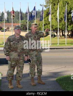 America la prima Corps comandante generale, Lt. Gen. Gary Volesky (a destra) mostra il capo del personale dell'esercito gen. Mark A. Milley (sinistra) alcune delle modifiche recenti al I Corps headquarters building su base comune Lewis-Mccorda, Washington, 23 luglio, 2018. Milley visitato JBLM per soddisfare con i soldati e i capi dal mio corpo, 7° Divisione di Fanteria, 1a delle forze speciali gruppo e 2° Battaglione, 75o Reggimento Ranger. Milley soldato discusso e prontezza di famiglia e il futuro della forza. Americhe prima Corps sta celebrando la sua "100 anni di coraggio" centennial durante tutto il 2018. Stati Uniti Esercito Foto Stock