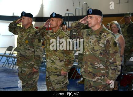 Il riesame di partito saluta (da sinistra a destra il comando Sgt. Il Mag. Joseph L. Cecil, in uscita il comando Sgt. Il Mag., Briga. Gen. Ronald T. Stephens, Regionale comando Salute Europa, Comandante generale e il comando Sgt. Il Mag. Todd M. Garner, Comando in arrivo Sgt. Maj, Sanitario Regionale Europa comando) durante il passaggio di responsabilità cerimonia, luglio 23, 2018 a Sembach/Germania Foto Stock