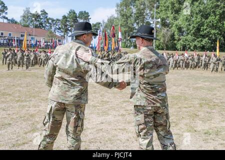 Col. Patrick J. Ellis, 79il colonnello del Reggimento, prevede ben vuole Col. Thomas M. trasformazione di Hough, commander, 2d reggimento di cavalleria, dopo il completamento del reggimento la modifica del comando cerimonia alla caserma di Rose, Germania, 20 luglio 2018. Foto Stock