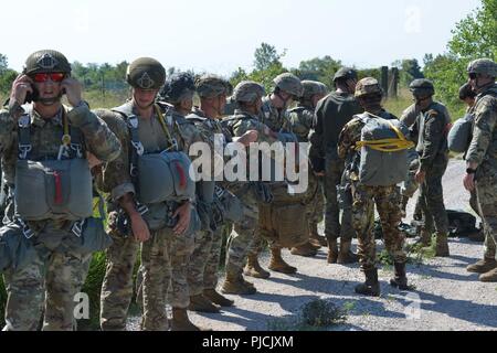 Stati Uniti Paracadutisti dell'esercito assegnato a 173rd Brigata Aerea, insieme con un inglese, francese, spagnolo e italiano paracadutisti, durante una operazione di aerei a Giulietta nella zona di caduta, Aviano, Italia, Luglio 19, 2018. La combinazione di esercizio mostra la multinazionale la capacità di costruzione della comunità aerodispersi e focalizzata sul miglioramento della NATO gli standard operativi e di sviluppo delle singole competenze tecniche Foto Stock