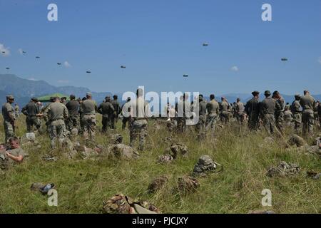 Stati Uniti Paracadutisti dell'esercito assegnato a 173rd Brigata Aerea, insieme con un inglese, francese, spagnolo e italiano paracadutisti, durante la operazione di aerei a Giulietta nella zona di caduta, Aviano, Italia, Luglio 19, 2018. La combinazione di esercizio mostra la multinazionale la capacità di costruzione della comunità aerodispersi e focalizzata sul miglioramento della NATO gli standard operativi e di sviluppo delle singole competenze tecniche Foto Stock