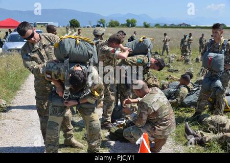 Stati Uniti Paracadutisti dell'esercito assegnato a 173rd Brigata Aerea, insieme con un inglese, francese, spagnolo e italiano paracadutisti, controllo paracadute durante un operazione di aerei a Giulietta nella zona di caduta, Aviano, Italia, Luglio 19, 2018. La combinazione di esercizio mostra la multinazionale la capacità di costruzione della comunità aerodispersi e focalizzata sul miglioramento della NATO gli standard operativi e di sviluppo delle singole competenze tecniche Foto Stock