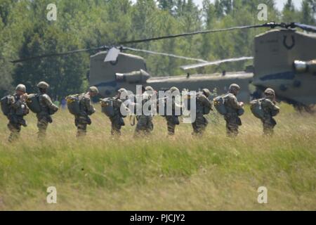 Stati Uniti Paracadutisti dell'esercito assegnato a 173rd Brigata Aerea, insieme con un inglese, francese, spagnolo e italiano dei paracadutisti a bordo di un dodicesimo di combattimento Brigata Aerea CH-47 elicottero Chinook per una operazione di aerei a Giulietta Drop Zone di Pordenone, Aviano, Italia, Luglio 19, 2018. La combinazione di esercizio mostra la multinazionale la capacità di costruzione della comunità aerodispersi e focalizzata sul miglioramento della NATO gli standard operativi e di sviluppo delle singole competenze tecniche Foto Stock