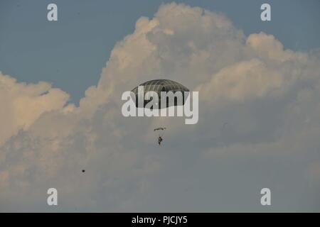 Stati Uniti Paracadutisti dell'esercito assegnato a 173rd Brigata Aerea, insieme con un inglese, francese, spagnolo e italiano paracadutisti, scende sulla Giulietta Drop Zone di Pordenone, Aviano, Italia, Luglio 19, 2018. La combinazione di esercizio mostra la multinazionale la capacità di costruzione della comunità aerodispersi e focalizzata sul miglioramento della NATO gli standard operativi e di sviluppo delle singole competenze tecniche Foto Stock