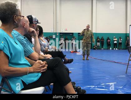 Lt. Col. Kenneth Dwyer, Garrison commander dalla Hunter Army Airfield, Ga., detiene un esercito chiedere, cura e Escort prevenzione dei suicidi card durante un affermazione della vita evento organizzato da ID 3 artiglieria, a Fort Stewart, Ga., 20 luglio 2018. Affermazione della vita è stato un evento che dura tutto il giorno che si è concentrato sulla mostra i soldati perché ogni giorno vale la pena di vivere. Foto Stock