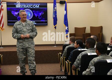 Stati Uniti Air Force gen. Giovanni Hyten, comandante della U.S. Comando Strategico (USSTRATCOM), parla di junior-arruolato militari di stanza a Offutt Air Force Base, Neb., durante la cerimonia inaugurale dei soldati Junior Professional Development Seminario, luglio 19, 2018. Durante il seminario, junior-arruolato gli onorevoli deputati hanno discusso una serie di temi con USSTRATCOM sottufficiali, sottufficiali e i dirigenti senior. Argomenti inclusi leadership, junior-arruolato i ruoli e le responsabilità e di mentoring, tradizioni militari e storia, benefici educativi e dogane e cortesie. USSTRATCOM ha respons globale Foto Stock