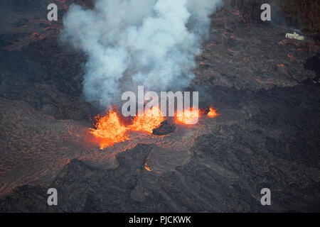 Lava che emana da pu'u o'o sul vulcano Kilauea, erutta in tre fontane da una fessura nella suddivisione Leilani Estates, vicino a Pahoa, Puna, Hawaii USA Foto Stock