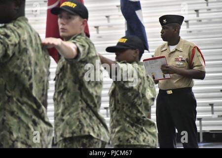 Grandi laghi, Ill. (Luglio 23, 2018) di aviazione di Boatswain Mate (manipolazione) 1a classe Gregorio Nelson valuta reclutare le prestazioni durante un drill ispezione nella flotta del Pacifico Drill Hall ad assumere il comando di formazione (RTC). Circa 38.000 a 40.000 reclute graduate annualmente dalla marina è solo di boot camp. Foto Stock