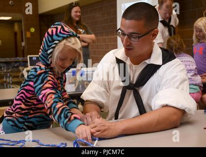 N.D. (Luglio 23, 2018) di Boatswain mate 1. Classe Cory Van Beveren, dalla campagna, Ill., assegnato alla USS Constitution, insegna un bambino come Tie nodi a Bennett ragazzi e ragazze Club durante la Fargo Navy settimana. Fargo, N.D. è una delle città selezionate per ospitare una marina 2018 settimana Una settimana dedicata al sollevamento U.S. Navy consapevolezza attraverso irradiazione locale, i servizi alla comunità e mostre. Foto Stock