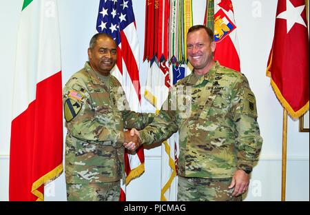 Lt. Gen. Aundre Piggee, sinistra, Dipartimento dell'esercito G-4, Washington DC e Col. Michael M. Larsen, Capo del personale dell'esercito degli Stati Uniti in Africa, in posa per una fotografia nell'USARAF comandante ufficio durante una recente visita alla Caserma Ederle, Vicenza, Italia, lug. 23, 2018. Foto Stock