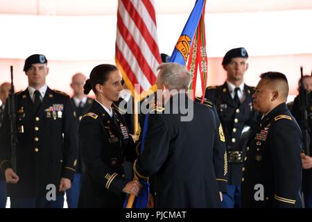 Il Mag. Gen. Douglas Gabram, commander, Esercito aviazione e Missile Command, passa il Corpus Christi Army Depot (CCAD) colori al Col. Gail Atkins a significare la sua assunzione del comando di CCAD durante un cambio del comando cerimonia presso il deposito, luglio 20, 2018. Atkins sostituito Col. Allan Lanceta, che ha servito come comandante CCAD per ventiquattro mesi e si è ritirato in seguito sul cerimonia dopo 27 anni di servizio militare. Foto Stock