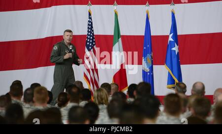 Gen. Tod D. Wolters, U.S. Forze aeree in Europa e Forze Aeree Africa commander, parla con gli avieri in corrispondenza di una chiamata durante la sua visita alla Base aerea di Aviano, Italia, Luglio 23, 2018. Wolters si è riunito con il Team Aviano membri di esprimere la sua gratitudine per il duro lavoro e la dedizione l'ala dà verso la difesa degli Stati Uniti e la NATO interessi e per ricordare gli avieri a prendere tempo per se stessi e per le loro famiglie. Foto Stock