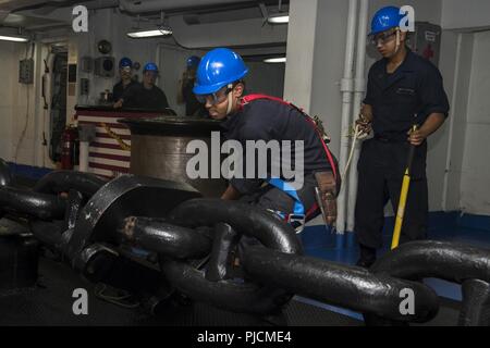 Oceano atlantico (24 luglio 2018) Boatswain compagno del marinaio Samuel Rodriguez viaggi di ancoraggio del tappo di equitazione nel castello di prua a bordo della Nimitz-class portaerei USS Abraham Lincoln (CVN 72). Lincoln sta attualmente conducendo su misura della nave la disponibilità di formazione e valutazione finale problemi (TSTA/FEP). TSTA prepara la nave e il suo equipaggio per la piena integrazione in un carrier strike gruppo attraverso una vasta gamma di operazioni mission-critical. Foto Stock