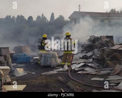 SIGONELLA, Sicilia (Luglio 22, 2018) di aviazione di Boatswain Mate (manipolazione) 2a classe Daniel ascoltato e aviazione di Boatswain Mate (manipolazione) 1a classe Kira Edgehill, assegnato alla Naval Air Station (NAS) Sigonella Fuoco e i servizi di emergenza dipartimento, assistere la provincia di Catania dei vigili del fuoco in lotta contro un incendio vicino alla città di Motta Sant'Anastasia. NAS Sigonella è un funzionamento a terra base che consente a Stati Uniti, alleati e partner le forze della nazione di essere dove sono necessari e quando essi sono necessari per garantire la sicurezza e la stabilità in Europa, Africa e Asia sud-ovest. . Foto Stock