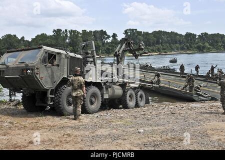 Stati Uniti La riserva di esercito di soldati con il 739th multiruolo Bridge società con sede nella città di granito, Ill., hanno partecipato ad operazioni di ponte sul fiume Arkansas vicino a Fort Chaffee manovra Training Center, arca. Come parte del funzionamento di assalto di Fiume 18, 24 luglio 2018. Operazione Fiume Assault è un tasto U.S. La riserva di esercito di evento di formazione che il 416th TEC impiega per preparare il personale addestrato e pronto unità di ingegnere e soldati. Foto Stock