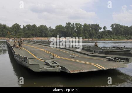 Stati Uniti La riserva di esercito di soldati con il 739th multiruolo Bridge società con sede nella città di granito, Ill., hanno partecipato ad operazioni di ponte sul fiume Arkansas vicino a Fort Chaffee manovra Training Center, arca. Come parte del funzionamento di assalto di Fiume 18, 24 luglio 2018. Operazione Fiume Assault è un tasto U.S. La riserva di esercito di evento di formazione che il 416th TEC impiega per preparare il personale addestrato e pronto unità di ingegnere e soldati. Foto Stock