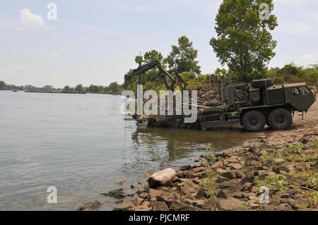 Stati Uniti La riserva di esercito di soldati con il 739th multiruolo Bridge società con sede nella città di granito, Ill., hanno partecipato ad operazioni di ponte sul fiume Arkansas vicino a Fort Chaffee manovra Training Center, arca. Come parte del funzionamento di assalto di Fiume 18, 24 luglio 2018. Operazione Fiume Assault è un tasto U.S. La riserva di esercito di evento di formazione che il 416th TEC impiega per preparare il personale addestrato e pronto unità di ingegnere e soldati. Foto Stock