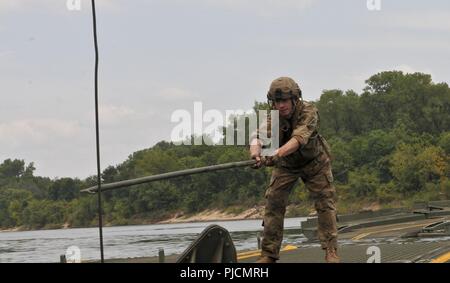 Stati Uniti La riserva di esercito di soldati con il 739th multiruolo Bridge società con sede nella città di granito, Ill., hanno partecipato ad operazioni di ponte sul fiume Arkansas vicino a Fort Chaffee manovra Training Center, arca. Come parte del funzionamento di assalto di Fiume 18, 24 luglio 2018. Operazione Fiume Assault è un tasto U.S. La riserva di esercito di evento di formazione che il 416th TEC impiega per preparare il personale addestrato e pronto unità di ingegnere e soldati. Foto Stock