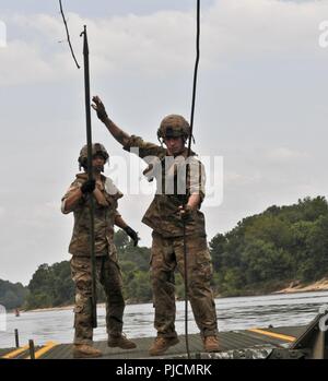 Stati Uniti La riserva di esercito di soldati con il 739th multiruolo Bridge società con sede nella città di granito, Ill., hanno partecipato ad operazioni di ponte sul fiume Arkansas vicino a Fort Chaffee manovra Training Center, arca. Come parte del funzionamento di assalto di Fiume 18, 24 luglio 2018. Operazione Fiume Assault è un tasto U.S. La riserva di esercito di evento di formazione che il 416th TEC impiega per preparare il personale addestrato e pronto unità di ingegnere e soldati. Foto Stock