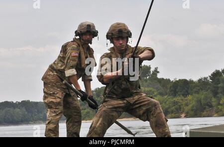 Stati Uniti La riserva di esercito di soldati con il 739th multiruolo Bridge società con sede nella città di granito, Ill., hanno partecipato ad operazioni di ponte sul fiume Arkansas vicino a Fort Chaffee manovra Training Center, arca. Come parte del funzionamento di assalto di Fiume 18, 24 luglio 2018. Operazione Fiume Assault è un tasto U.S. La riserva di esercito di evento di formazione che il 416th TEC impiega per preparare il personale addestrato e pronto unità di ingegnere e soldati. Foto Stock