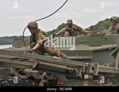 Stati Uniti La riserva di esercito di soldati con il 739th multiruolo Bridge società con sede nella città di granito, Ill., hanno partecipato ad operazioni di ponte sul fiume Arkansas vicino a Fort Chaffee manovra Training Center, arca. Come parte del funzionamento di assalto di Fiume 18, 24 luglio 2018. Operazione Fiume Assault è un tasto U.S. La riserva di esercito di evento di formazione che il 416th TEC impiega per preparare il personale addestrato e pronto unità di ingegnere e soldati. Foto Stock