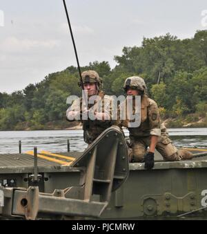 Stati Uniti La riserva di esercito di soldati con il 739th multiruolo Bridge società con sede nella città di granito, Ill., hanno partecipato ad operazioni di ponte sul fiume Arkansas vicino a Fort Chaffee manovra Training Center, arca. Come parte del funzionamento di assalto di Fiume 18, 24 luglio 2018. Operazione Fiume Assault è un tasto U.S. La riserva di esercito di evento di formazione che il 416th TEC impiega per preparare il personale addestrato e pronto unità di ingegnere e soldati. Foto Stock